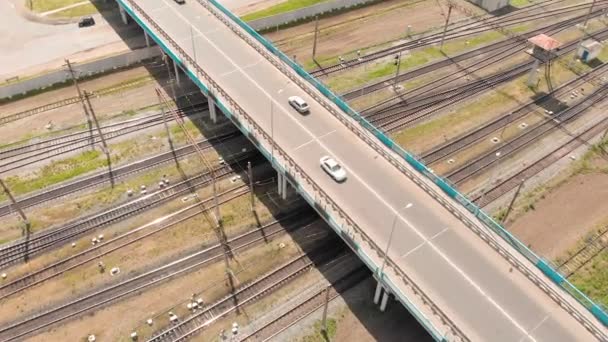 Silniční most projíždějící železniční tratí. letecký průzkum — Stock video