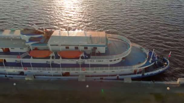 Kreuzfahrtschiff am Pier bei Sonnenuntergang. Tourismus. Luftaufnahmen — Stockvideo