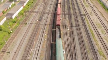 Yük trenleri ile demiryolu rayları üst görünümü. hava araştırması