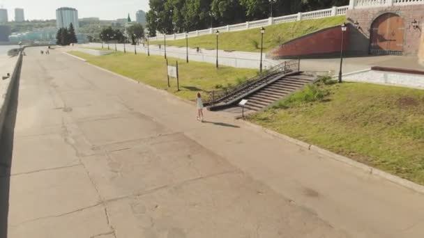 Femme en scooter à l'extérieur en été. Prise de vue aérienne — Video