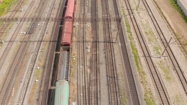 Spoorrails met goederentreinen top uitzicht. lucht onderzoek — Stockvideo