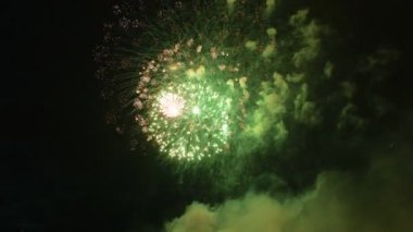 Karanlık gökyüzünde renkli havai fişek, güzel büyük çekim 4k çok