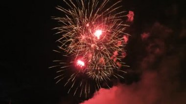 Karanlık gökyüzünde renkli havai fişek, güzel büyük çekim 4k çok