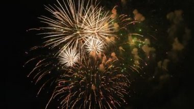 Karanlık gökyüzünde renkli havai fişek, güzel büyük çekim 4k çok