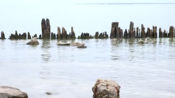 海上被毁的木制码头. — 图库视频影像
