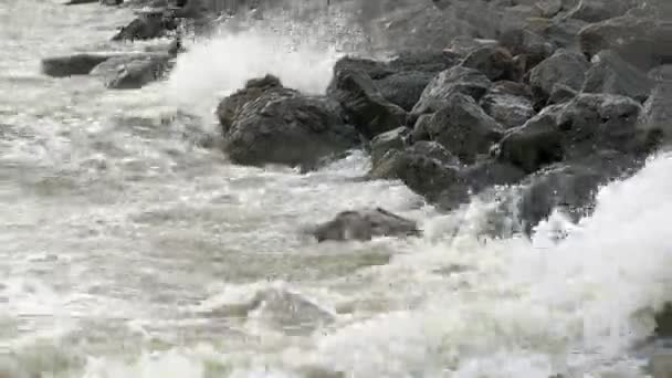 Ondas de tempestade no mar. Verão — Vídeo de Stock