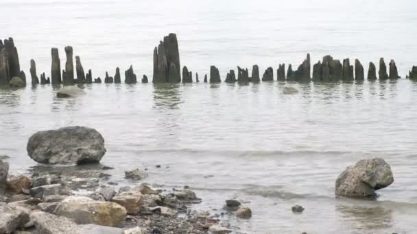 Muelle de madera destruido en el mar . — Vídeos de Stock