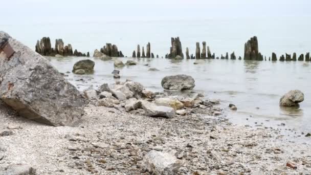 Muelle de madera destruido en el mar . — Vídeos de Stock