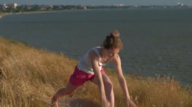 Açık havada spor yapan genç kadın, yoga