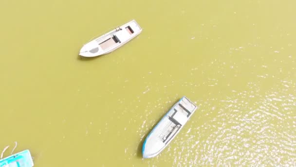 Βάρκες στο φόντο της κίτρινης θάλασσας. Εναέρια βολή — Αρχείο Βίντεο
