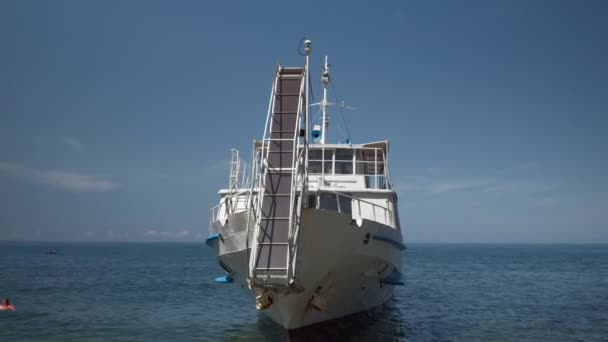 Barco en el mar. Verano — Vídeos de Stock