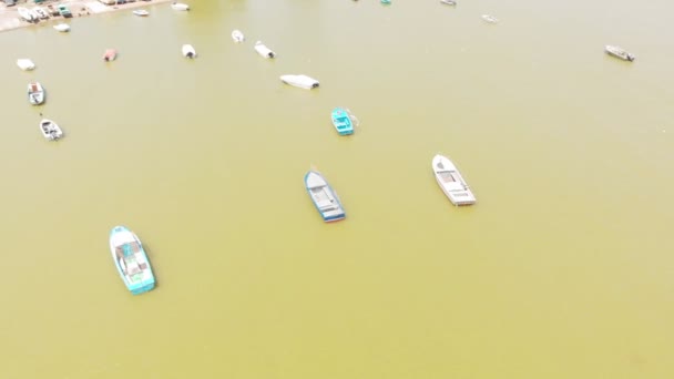 Barcos en el fondo del mar amarillo. Disparo aéreo — Vídeo de stock