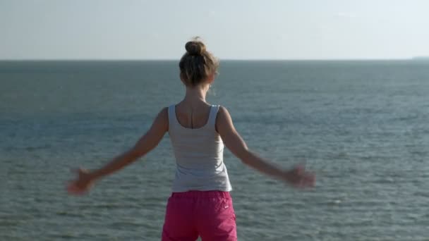 Mujer joven haciendo deportes al aire libre, yoga — Vídeo de stock