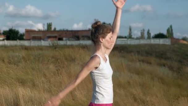 Mujer joven haciendo deportes al aire libre, yoga — Vídeos de Stock