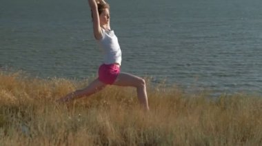 Açık havada spor yapan genç kadın, yoga