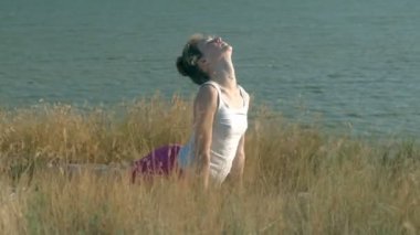 Açık havada spor yapan genç kadın, yoga