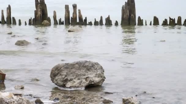 A tengeren megsemmisült a fából készült mólón. — Stock videók
