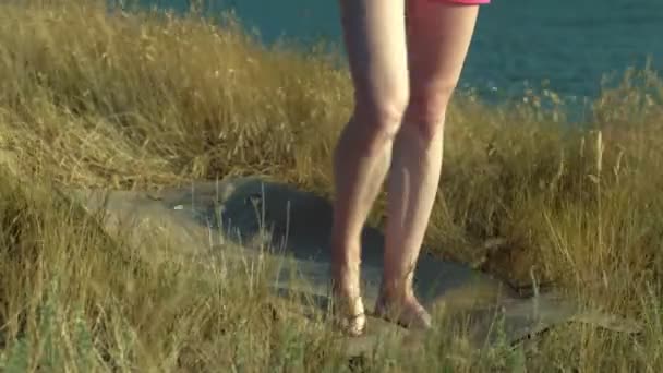 Mujer joven haciendo deportes al aire libre, yoga — Vídeos de Stock