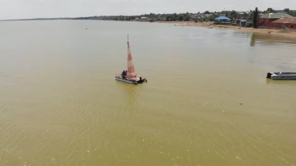 Barche sullo sfondo del mare giallo. Colpo aereo — Video Stock