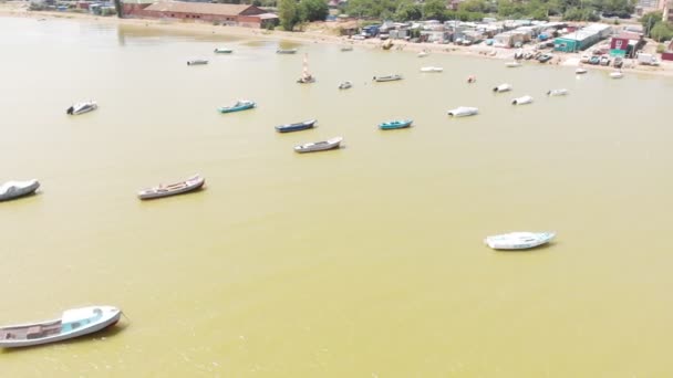 Barcos en el fondo del mar amarillo. Disparo aéreo — Vídeo de stock