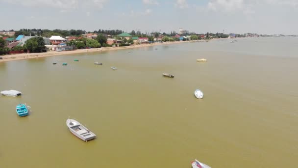 Båtar på bakgrunden av gula havet. Aerial shot — Stockvideo