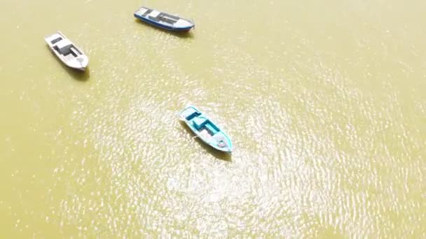 Човни на тлі жовтого моря. Повітряний постріл — стокове відео
