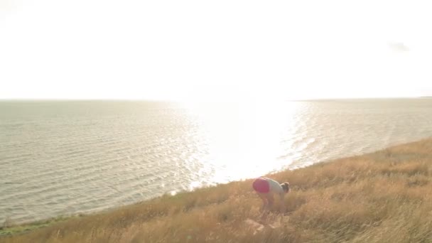 Jeune femme faisant du sport en plein air, yoga. vidéo aérienne — Video