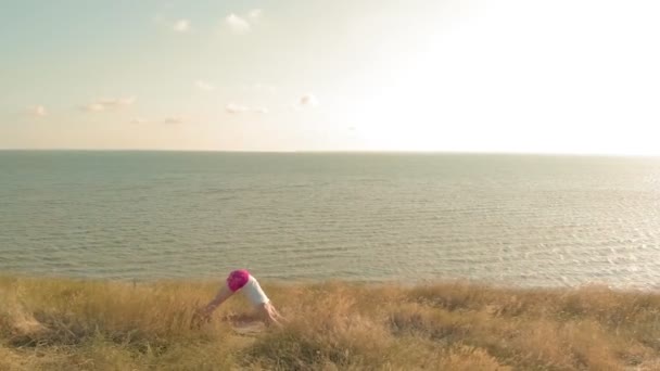 Mujer joven haciendo deportes al aire libre, yoga. vídeo aéreo — Vídeos de Stock