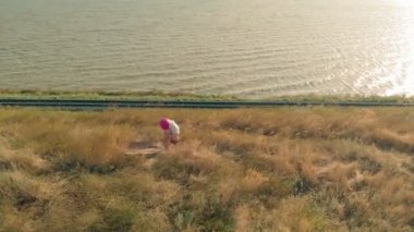 Dışarıda spor yapan genç kadın, yoga. havadan video