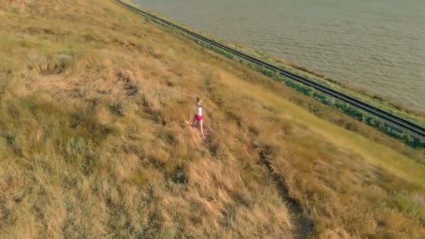 Młoda kobieta robi Sport na świeżym powietrzu, Joga. wideo lotnicze — Wideo stockowe