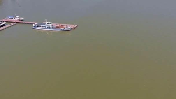 El barco está en el mar. Vídeo aéreo — Vídeo de stock