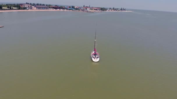 El barco está en el mar. Vídeo aéreo — Vídeo de stock