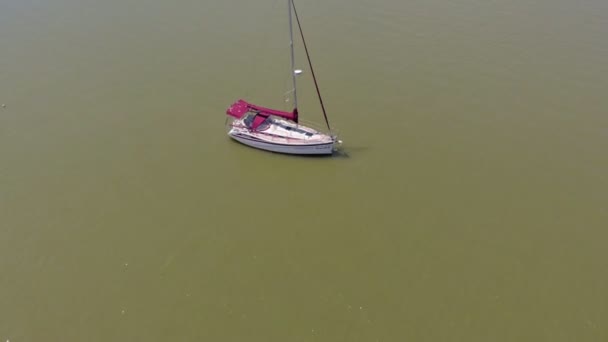 Човен у морі. Повітряне відео — стокове відео