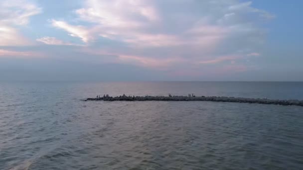 Volando sobre una guadaña de piedra en el mar. Grabación de vídeo aéreo — Vídeos de Stock