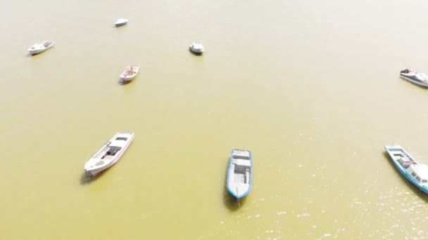Barcos en el fondo del mar amarillo. Disparo aéreo — Vídeo de stock