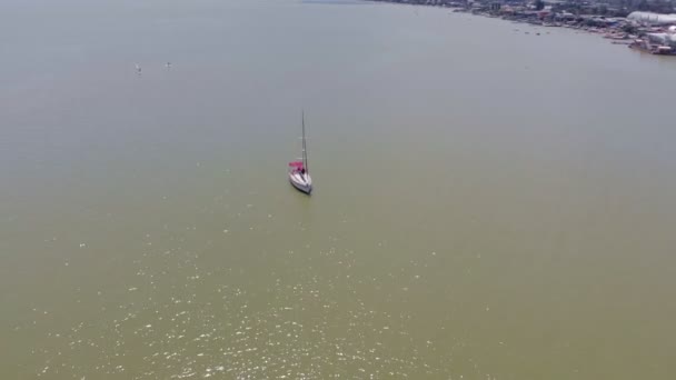 O barco está no mar. Vídeo aéreo — Vídeo de Stock