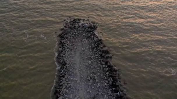 Survoler une faux en pierre dans la mer. Tournage vidéo aérien — Video