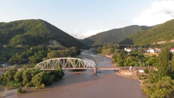 Rio Montanha. Filmagem de Vídeo Aéreo — Vídeo de Stock