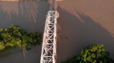 Dağ nehri. Havadan Video Çekimi