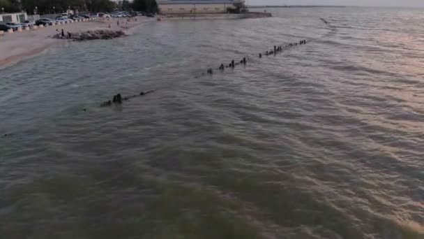 Survoler une faux en pierre dans la mer. Tournage vidéo aérien 