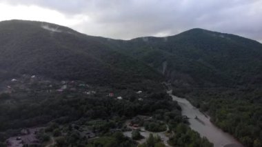 Dağ nehri. Havadan Video Çekimi