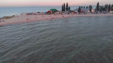 Denizde bir taş tırponun üzerinde uçmak. Havadan video çekimi