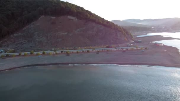 Praia, carro a acampar junto ao mar. Filmagem de vídeo aéreo — Vídeo de Stock