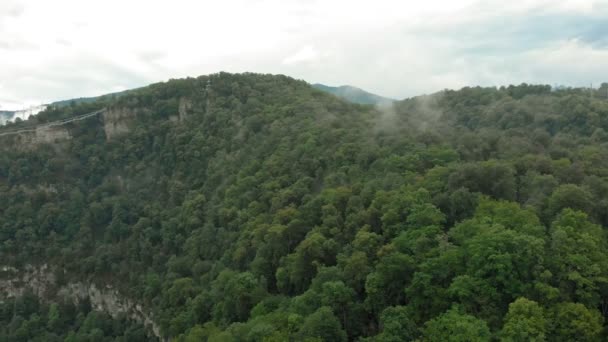 Carretera en las montañas. Vídeo aéreo — Vídeos de Stock