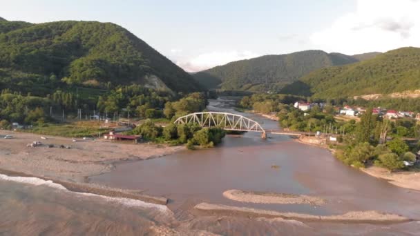 Rio Montanha. Filmagem de Vídeo Aéreo — Vídeo de Stock