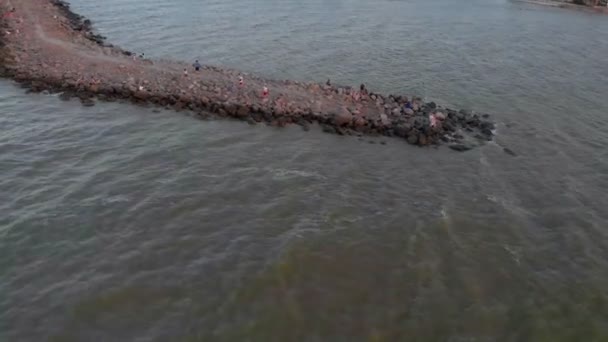 Volando sobre una guadaña de piedra en el mar. Grabación de vídeo aéreo — Vídeos de Stock