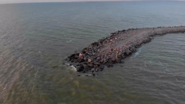 Volando sobre una guadaña de piedra en el mar. Grabación de vídeo aéreo — Vídeos de Stock