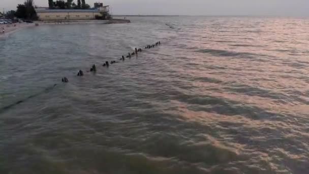 Survoler une faux en pierre dans la mer. Tournage vidéo aérien 