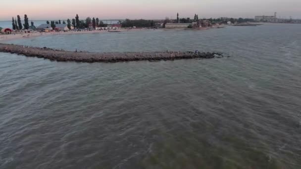 海の石の上を飛ぶ。航空写真撮影 — ストック動画