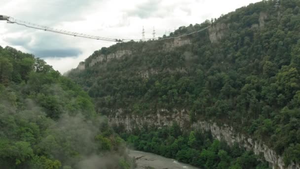 山の中の高速道路。航空ビデオ — ストック動画